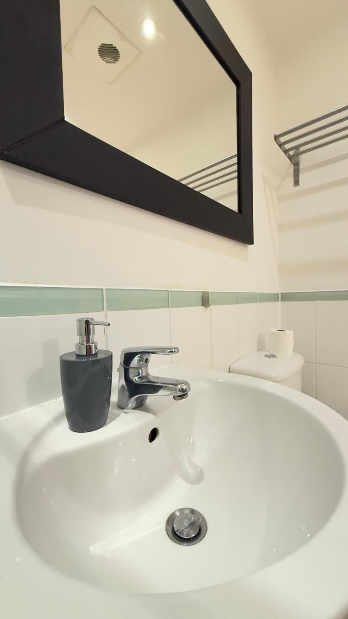 Modern Spacious Opposite Station Ii Londra