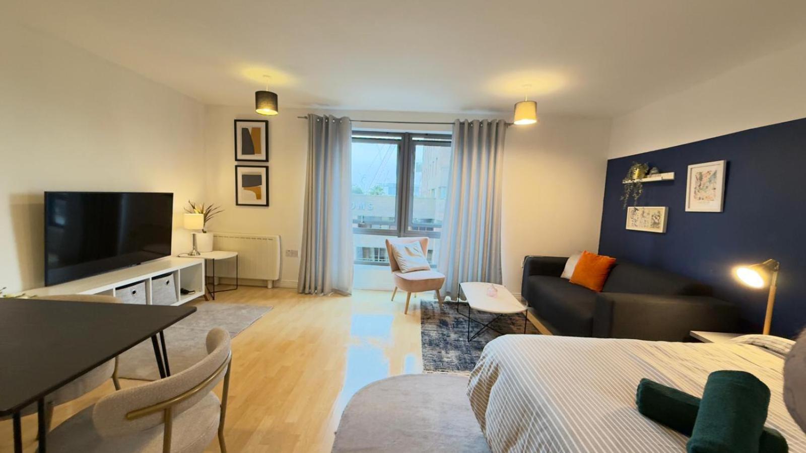 Appartamento Modern Spacious Opposite Station Ii Londra